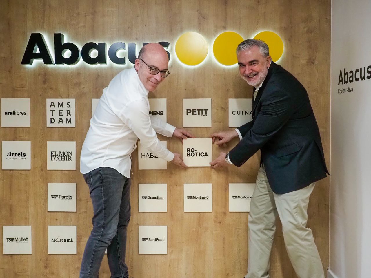 Oriol Soler i Frances Farrés integrant la marca RO-BOTICA en el panel de totes les empreses del grupo Abacus