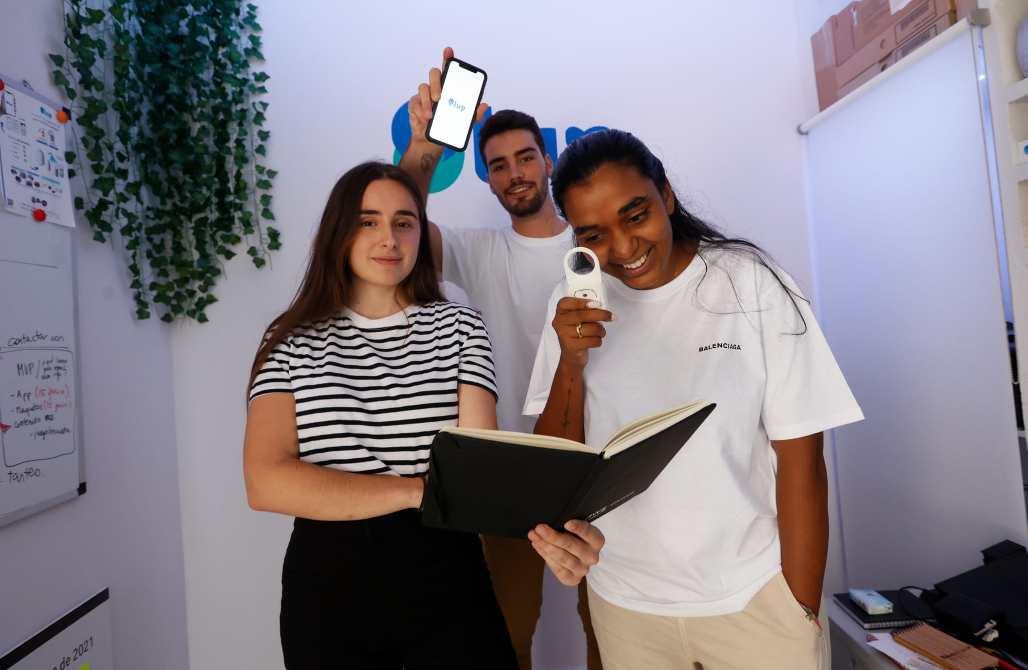 jóvenes universitarios del País Vasco desarrolla la primera lupa de bolsillo que lee texto y lo convierte en audio