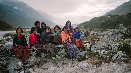 Imagen de los niños y niñas protagonistas de la película, no eran actores sino habitantes de Lunana, aldea donde viven 56 personas a más de 4.800 metros de altura, a ocho días a pie de cualquier otra aldea.