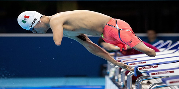 Gustavo Sanchez Martinez (Mèxic) competeix als 200 m estils. Fotografia de Simón Bruty per a OIS/IOC (AP).