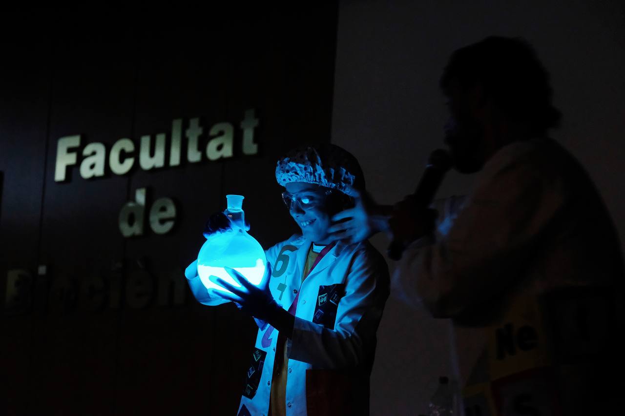 Imagen de un alumno presentando un experimento científico en la facultad, UAB