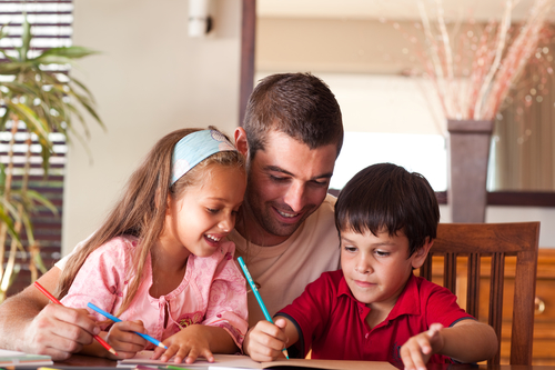 Exceso de deberes Padres, madres y profesores desean más tiempo libre para los niños