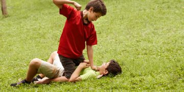 ¿Cómo reaccionar cuando pegan a tu hijo?