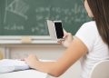 Francia prohibe los móviles en clase