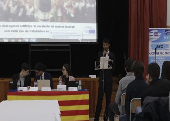 Alumnos de la ESO en Badalona se convierten en eurodiputados por un día