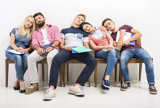 Jóvenes buscando su primer empleo