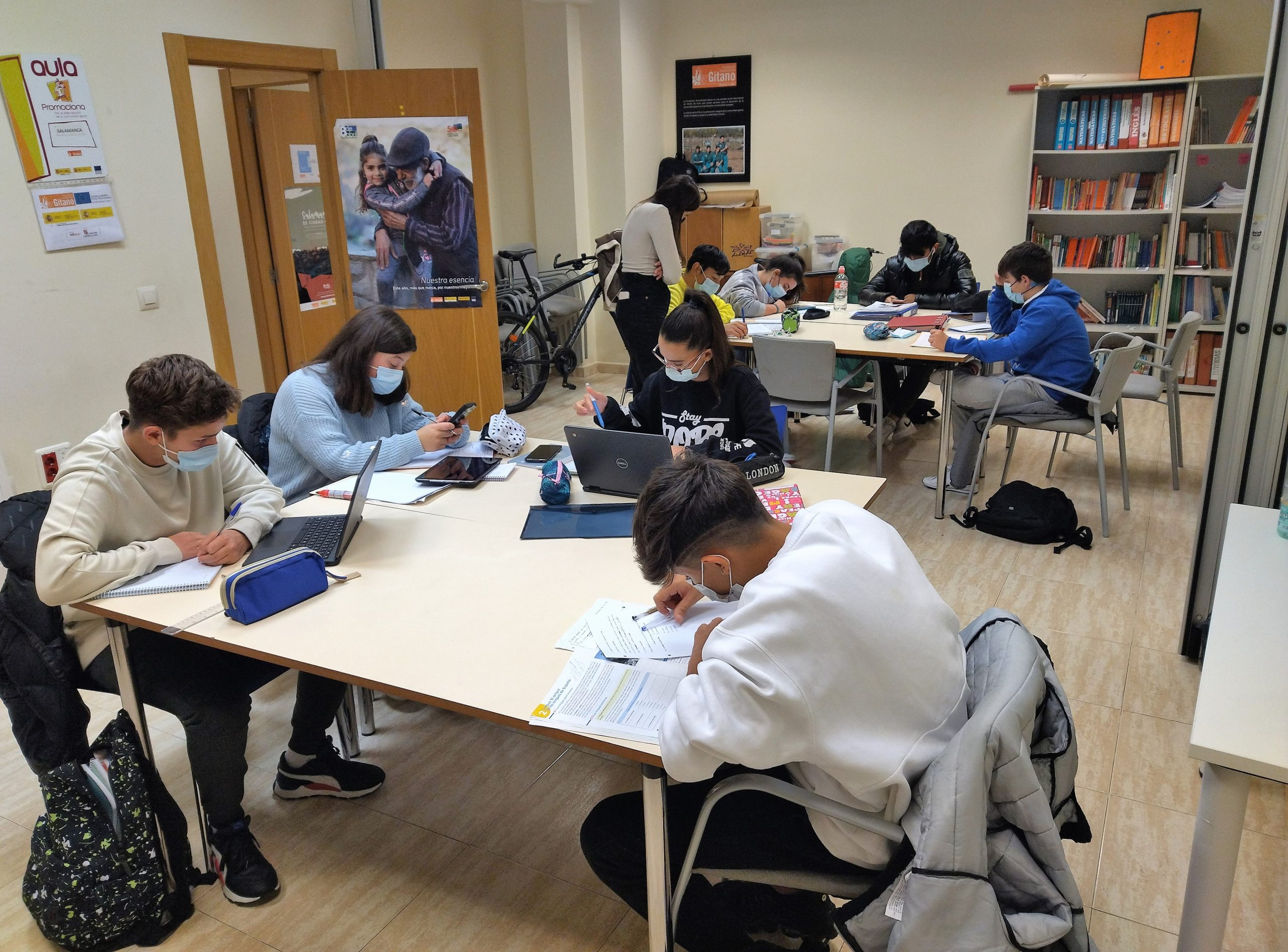 Estudiantes gitanos y gitanas en una de las Aulas Promociona de la Fundación Secretariado Gitano.