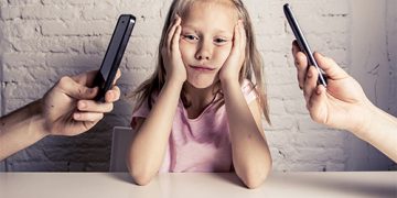 Mi hijo, su móvil, yo y mi móvil