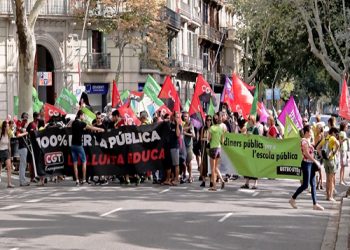 Los docentes se manifiestan en el primer día de clase