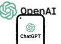 Logotipo de OpenAI detrás de un teléfono móbil con el logo de ChatGPT