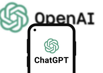 Logotipo de OpenAI detrás de un teléfono móbil con el logo de ChatGPT