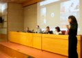 Mesa redonda de CIDID 2026, con Juan Pablo Salazar, de CAF, y Javier Monferrer, de la Universitat de València. En primer plano, una intérprete de lengua de signos.
