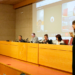 Mesa redonda de CIDID 2026, con Juan Pablo Salazar, de CAF, y Javier Monferrer, de la Universitat de València. En primer plano, una intérprete de lengua de signos.