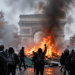 Imagen creada con IA de varias fotos de las protestas en Francia los días 17 y 18 de octubre con el Arco de Triunfo de la ciudad de Paris de fondo. IneditEducacion
