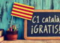 Imagen creada con una imagen de una bandera de Catalunya, una pequeña pizarra con un escrito en tiza blanca que dice: "C1 català,¡gratis!"