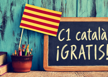 Imagen creada con una imagen de una bandera de Catalunya, una pequeña pizarra con un escrito en tiza blanca que dice: "C1 català,¡gratis!"