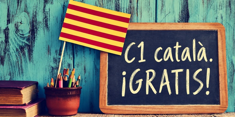 Imagen creada con una imagen de una bandera de Catalunya, una pequeña pizarra con un escrito en tiza blanca que dice: "C1 català,¡gratis!"