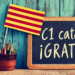 Imagen creada con una imagen de una bandera de Catalunya, una pequeña pizarra con un escrito en tiza blanca que dice: "C1 català,¡gratis!"