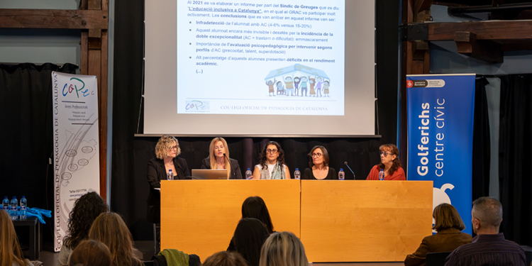 Natàlia Luján, Mònica Fernàndez, Anna Vinyoles, Alícia Prats y Gemma Amador en la II Jornada de Altas Capacidades del COPEC, Barcelona.